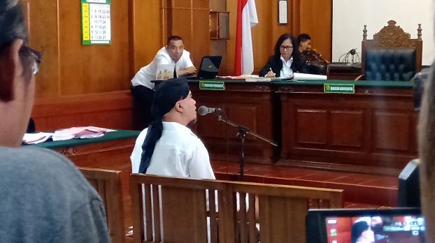 Ahmad Dhani Prasetyo, saat menjalani sidang di PN Surabaya, Selasa 12 April 2019. (Foto: Farid/ngopibareng.id) 