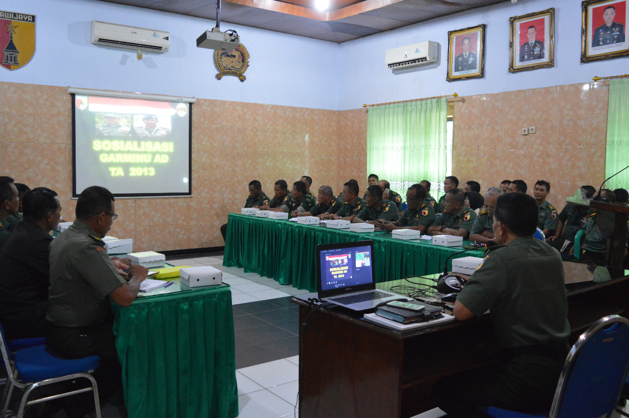 Kasdim 0815 Mayor Inf MJ Arifin Saat Membuka dan Mensosialisasikan Penyelenggaraan Administrasi Umum TNI AD