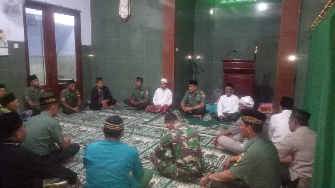 Danramil 0815/12 Ngoro Kapten Inf Khoiri Saat Kegiatan Safari Shalat Tahajd Di Masjid Baitul Mukminin