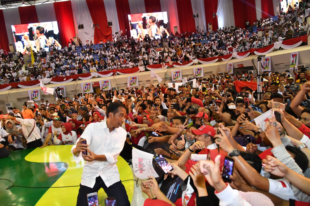 Calon presiden nomor urut 01 Joko Widodo (Jokowi) bersama istrinya, Iriana Widodo berkampanye di Palembang, Sumatera Selatan. (Foto: tim for ngopibareng.id)