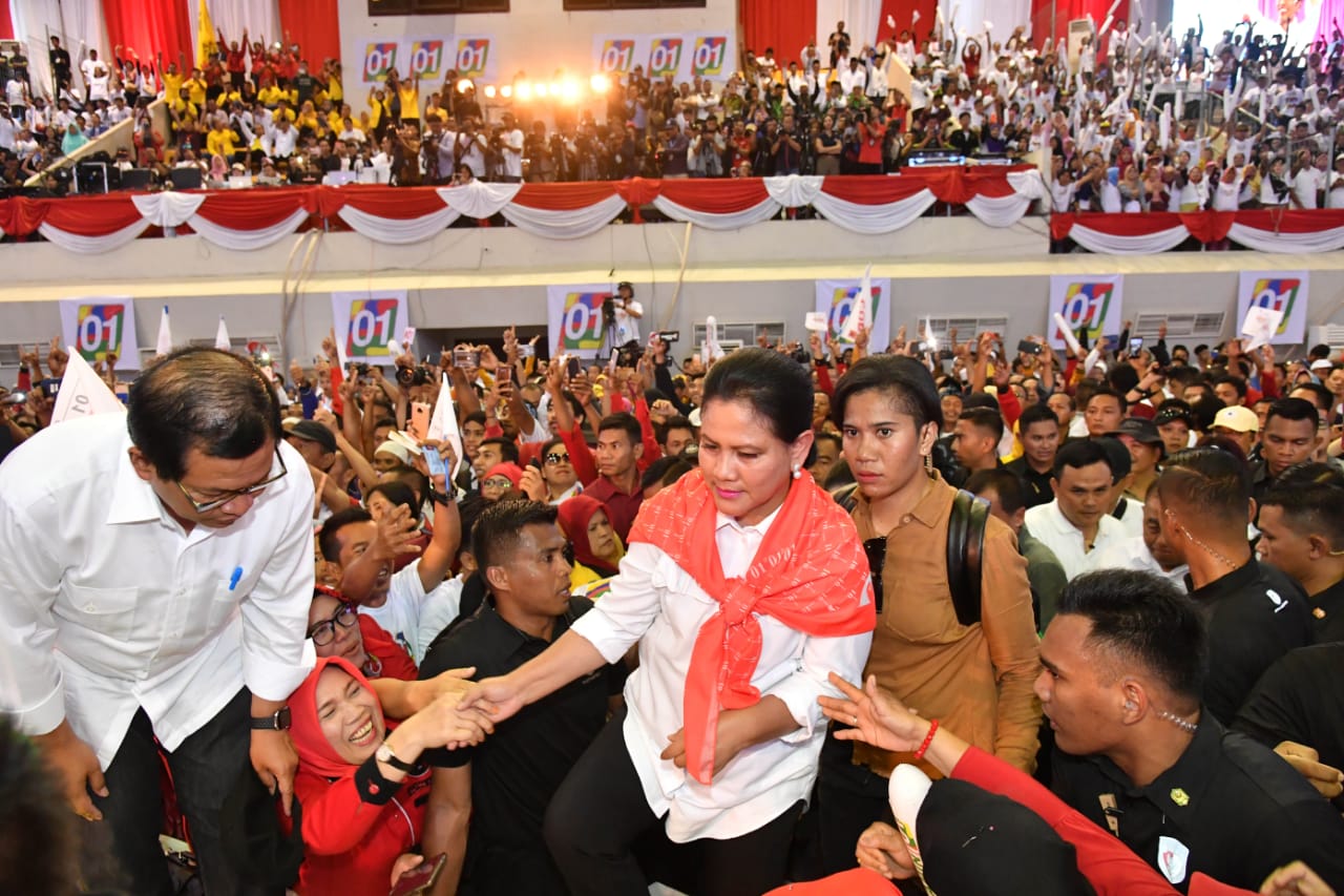 Calon presiden nomor urut 01 Joko Widodo (Jokowi) bersama istrinya, Iriana Widodo berkampanye di Palembang, Sumatera Selatan. (Foto: tim for ngopibareng.id)