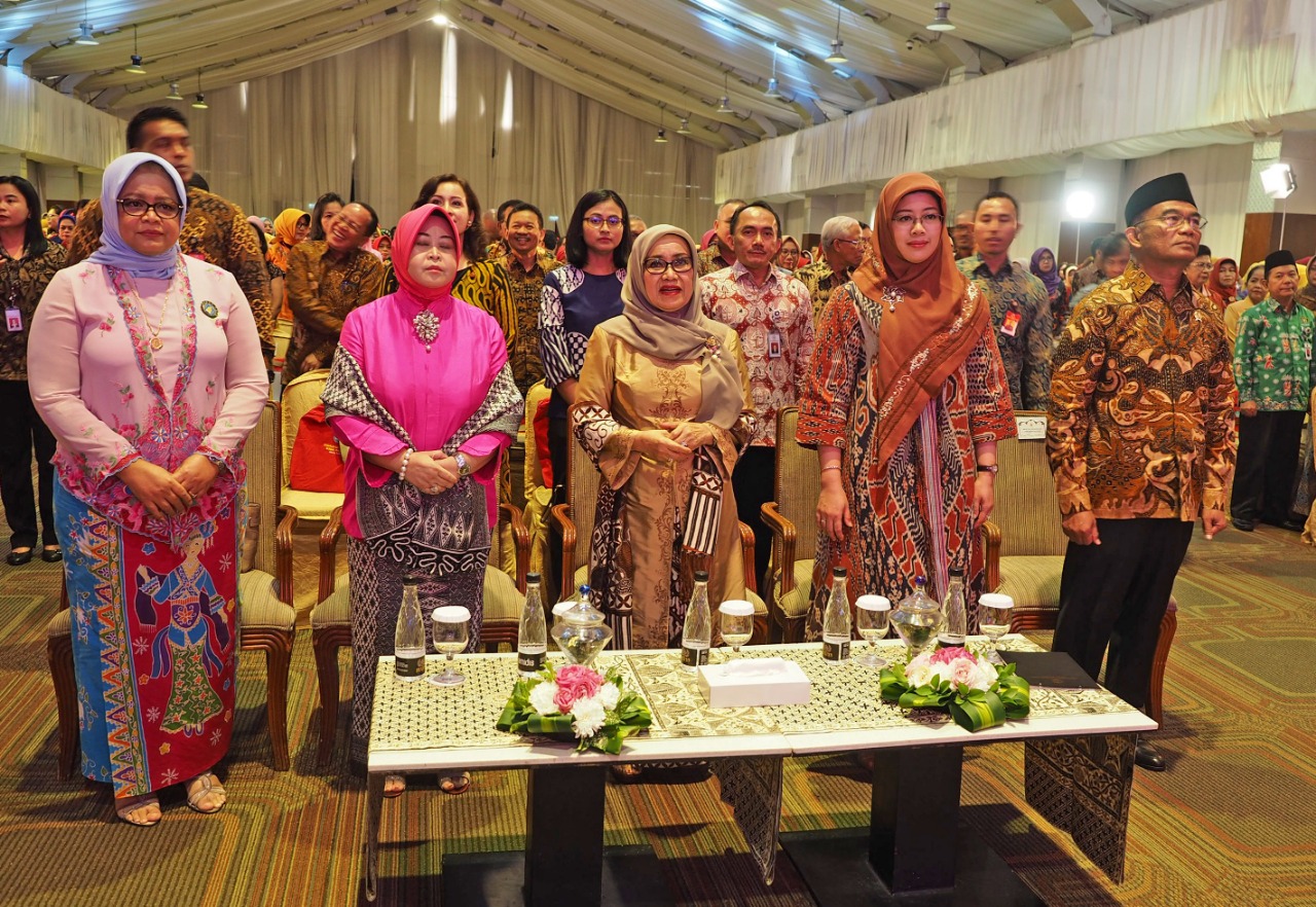 Mendikbud bersama bunda PAUD tingkat nasional. ( foto : asmanu/ngopibareng.id)