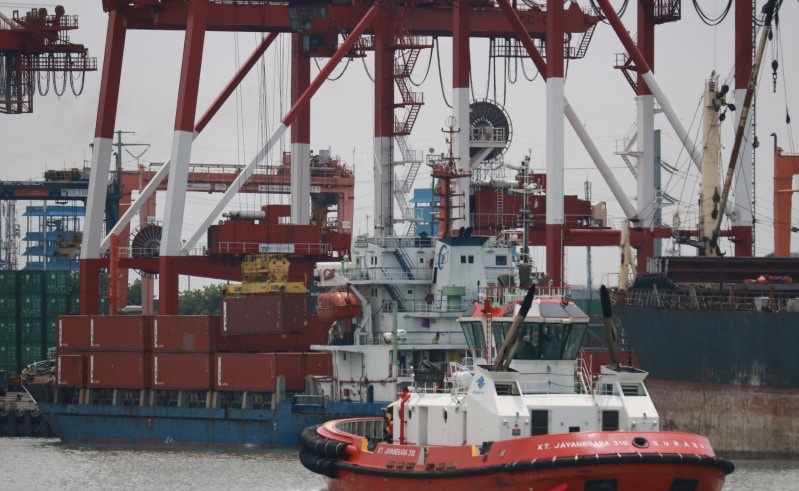 Aktivitas bongkar muat di Tanjung Perak Surabaya. (Foto: dok/antara)