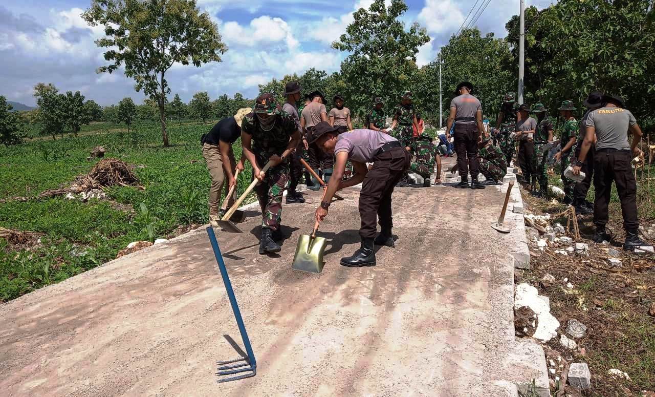 Pavingisasi jalan desa oleh Taruna dalam Latsitardanus XXXIX/2019 di Kecamatan Bubulan-Bojonegoro