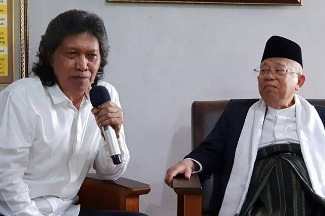 Budayawan Emha Ainun Nadjib bersama Cawapres Ma'ruf Amin. (Foto: dok/antara)