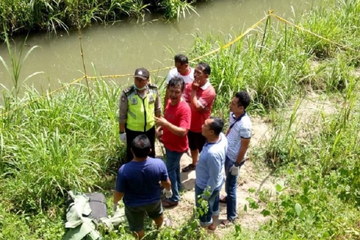 Temuan mayat di dalam koper di Desa Karanggondang, Kecamatan Udanawu, Kabupaten Blitar, Jawa Timur, Rabu 3 April. (Foto: Antara/Istimewa)