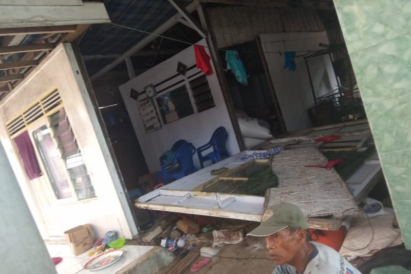 Salah satu rumah warga Sumenep mengalami rusak akibat gempa pada Selasa, 2 April 2019. Menurut catatan BMKG, sampai hari ini tercatat ada 14 gempa susulan. (Foto: Antara)