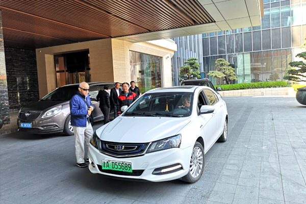 Robert Lai dan mobil listrik Cao Cao buatan Geely.  Foto Atas: DI's Way bersama Pak Wang yang mengantar ke rumah sakit.