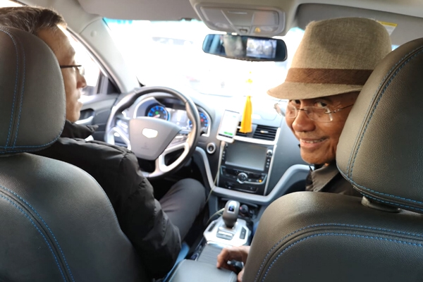 DI's Way bersama Pak Wang. Duduk depan agar sekalian bisa tanya-tanya Cao Cao.