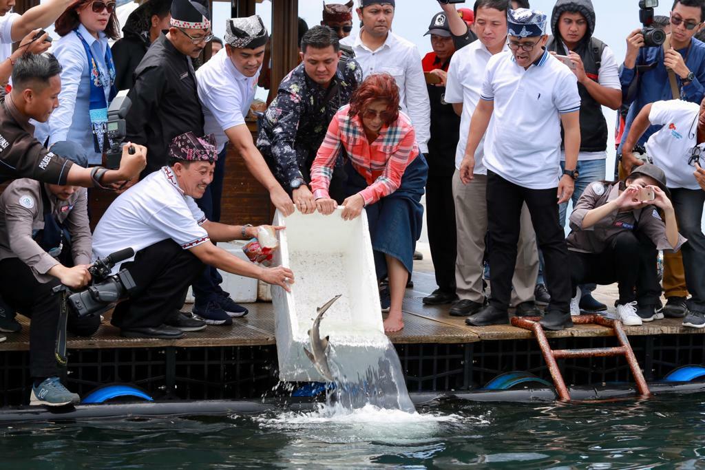 Menteri Susi di Bangsring, Banyuwangi. (Foto:Dispar Banyuwangi)