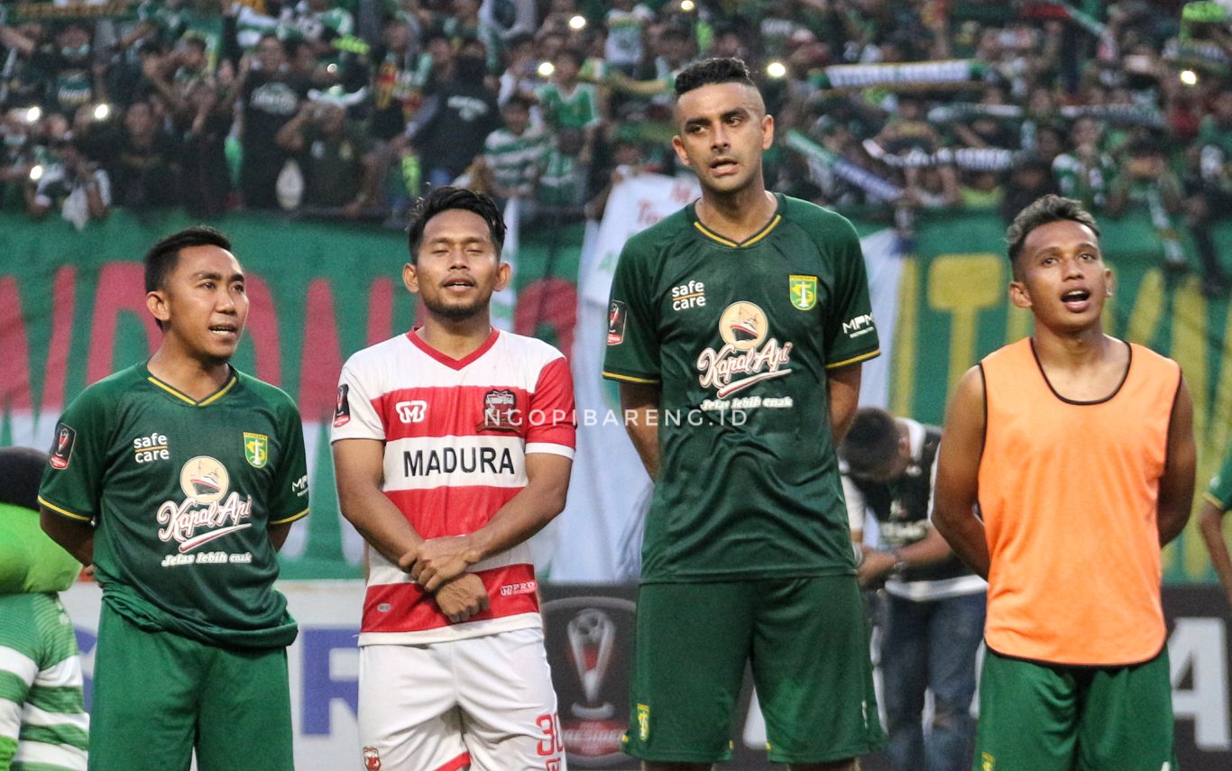 Andik Vermansah saat nyanyikan Song For Pride bersama pemain Persebaya. (Foto: Haris/ngopibareng.id)