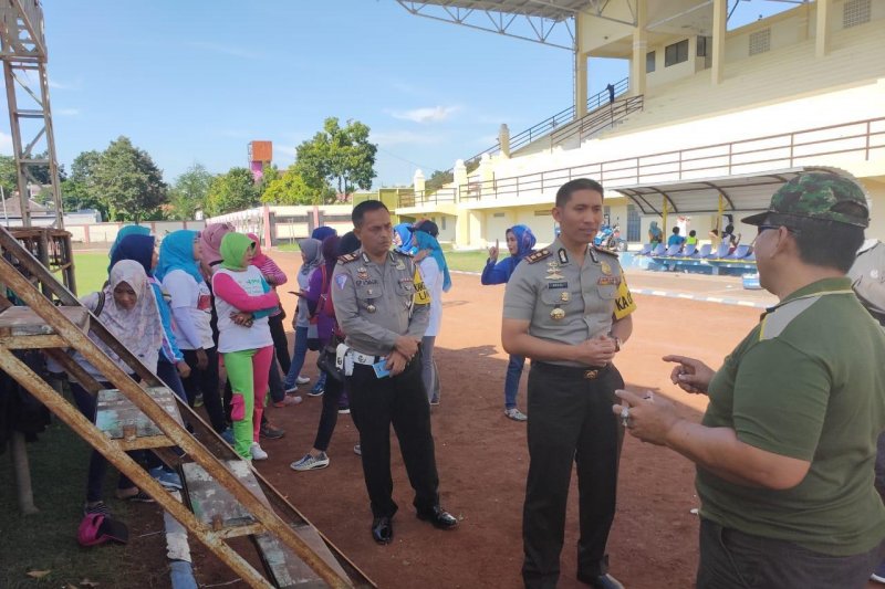 Kapolres Lumajang AKBP Muhammad Arsal Sahban meninjau lokasi kampanye terbuka di Stadion Semeru Lumajang pada Rabu (3/4). (Foto Humas Polres Lumajang)