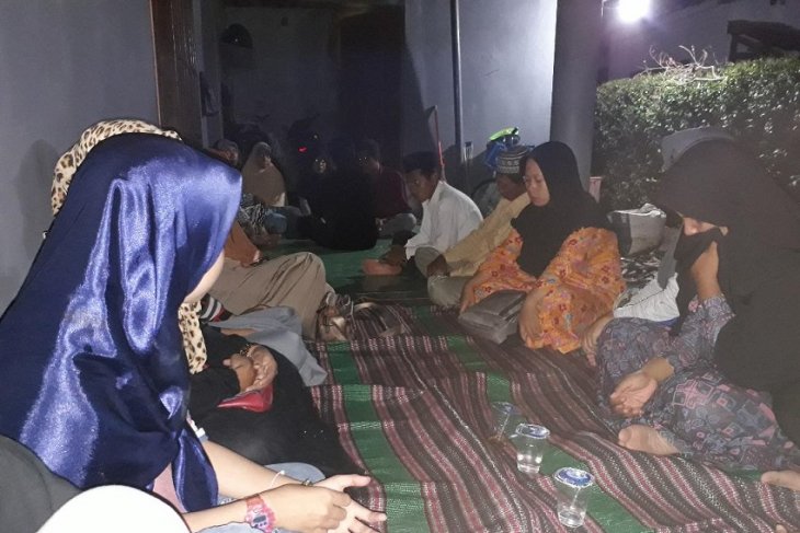 Warga memadati rumah Budi Hartanto (28), yang diduga adalah mayat di dalam koper yang ditemukan di Kecamatan Udanawu, Kabupaten Blitar, Jawa Timur, Rabu (3/4) malam. Rumah korban di Kelurahan Tamanan, Kecamatan Mojoroto, Kota Kediri. (Foto: Antara Jatim/Asmaul Chusna)