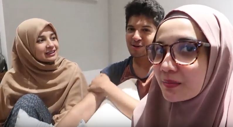 Zaskia Sungkar (kanan) bersama kedua adiknya, Yusuf dan Shireen Sungkar.