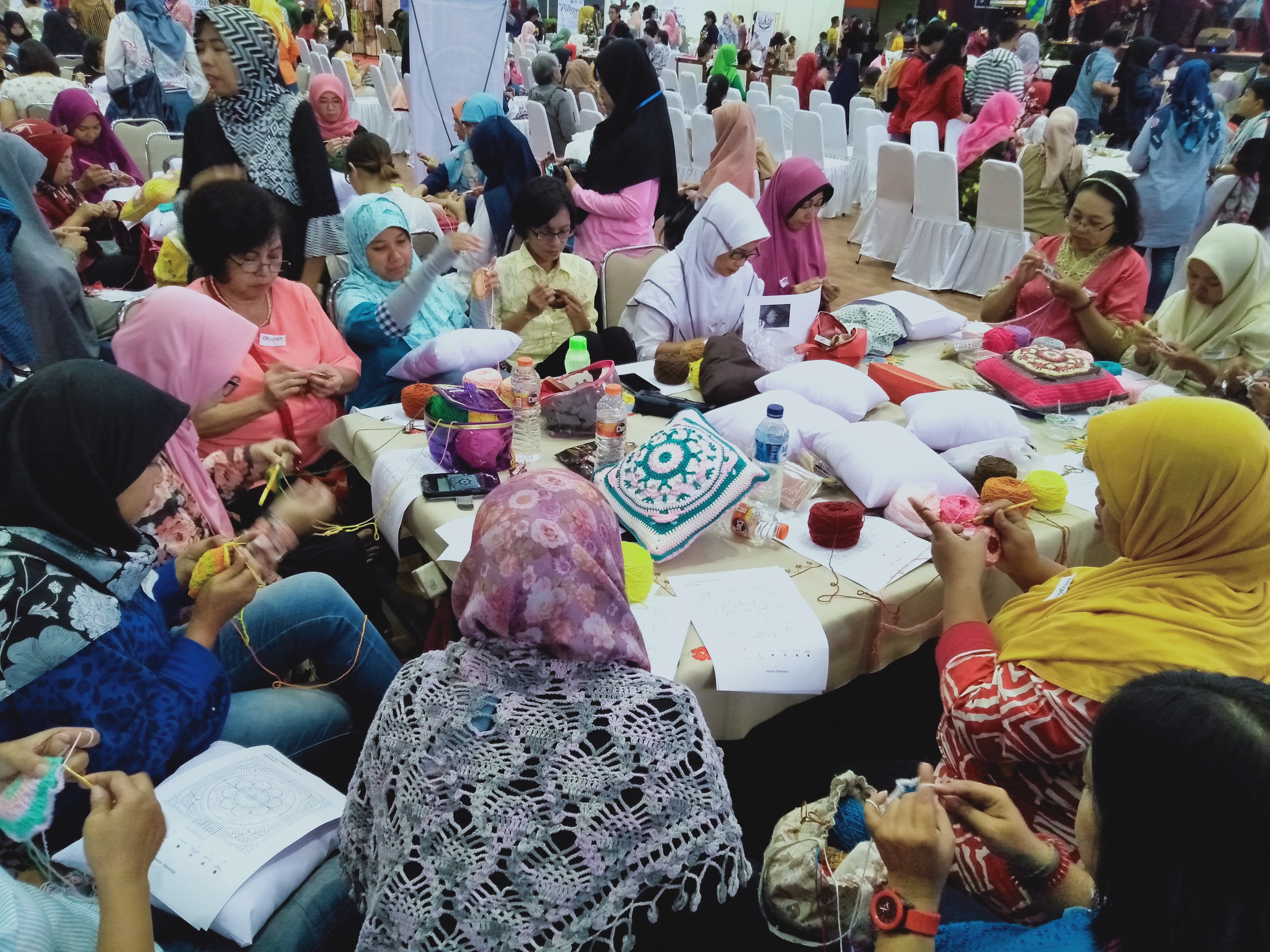 Para peserta antusias membuat menghiasi bantal bikinannya (Foto: Fajar/Ngopibareng.id)