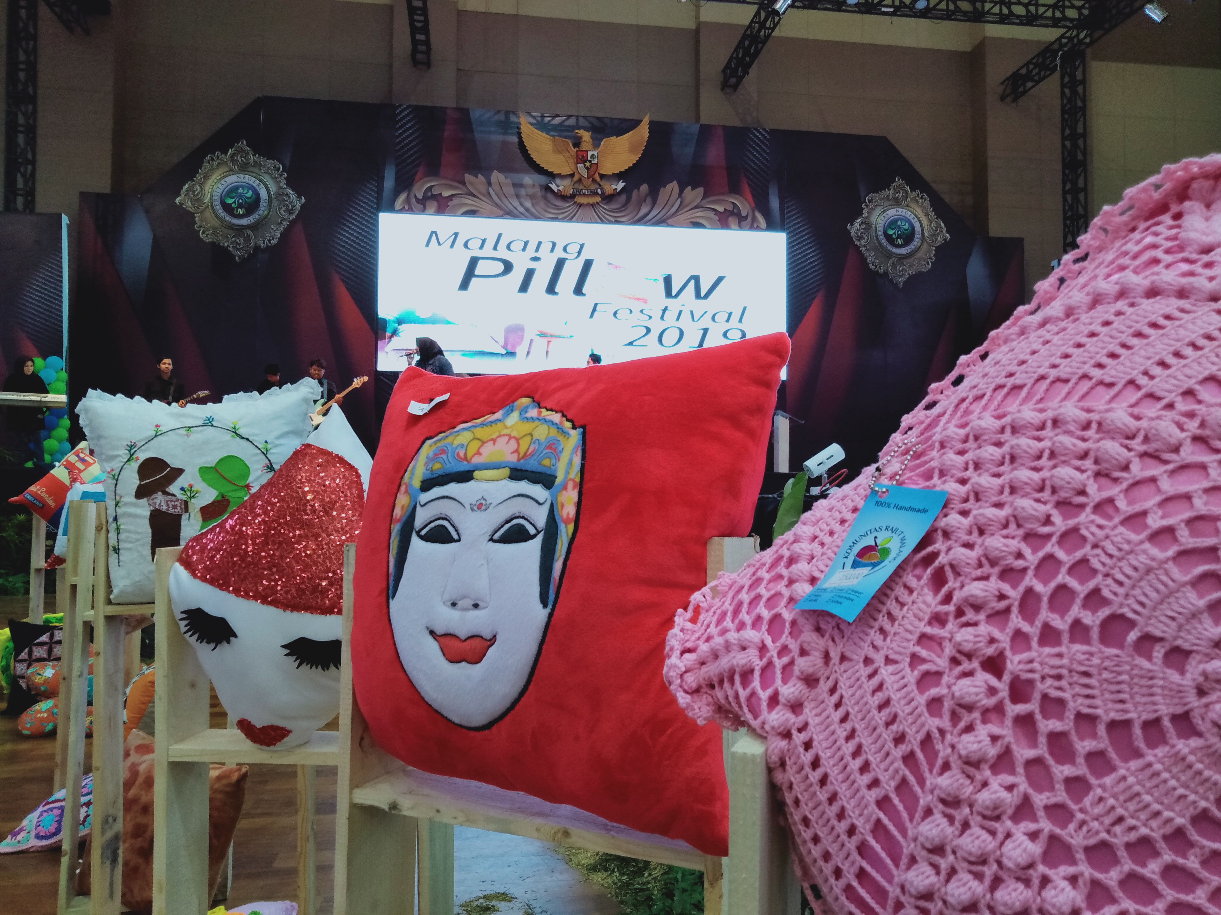 Sejumlah bantal yang dipamerkan. (Foto: Fajar/ngopibareng.id)