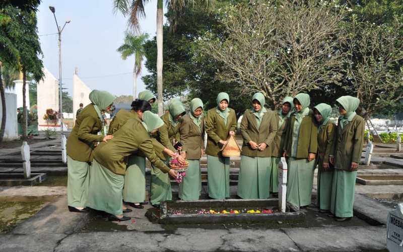 Gabungan Persit KCK Ziarah di TMP Gajah Mada Kota Mojokerto 