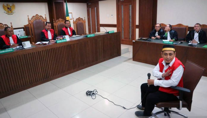 Terdakwa aktor utama konten hoaks tujuh kontainer surat suara dicoblos, Bagus Bawana Putera atau BBP, saat menjalani sidang perdana di Pengadilan Negeri Jakarta Pusat, Kamis, 4 April 2019. (Foto: Ant)