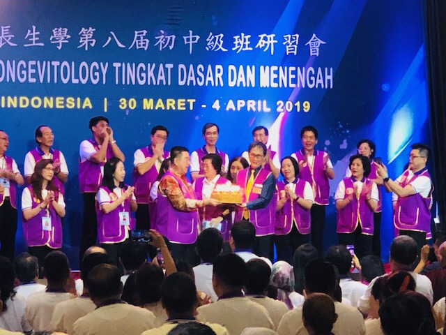 Ketua Longevitology Ongko Digdoyo memberikan kue ulang tahun kepada guru Wei Yu Feng di penutupan Seminar Longevitology. (Foto Arif Afandi)