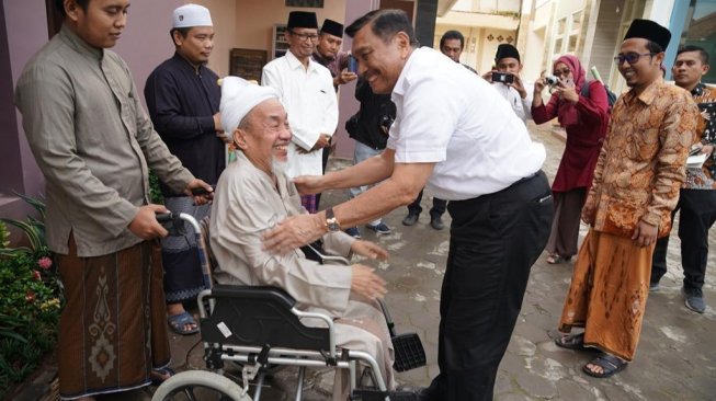 Luhut dengan Zubair Muntasor. (Foto: Dokumen Pribadi)