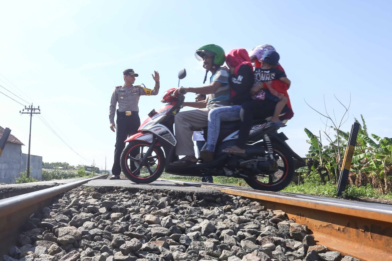 Perlintasan KA tanpa palang pintu di Kota Probolinggo ini rawan kecelakaan lalulintas. (Foto: Ikhsan/ngopibareng.id)