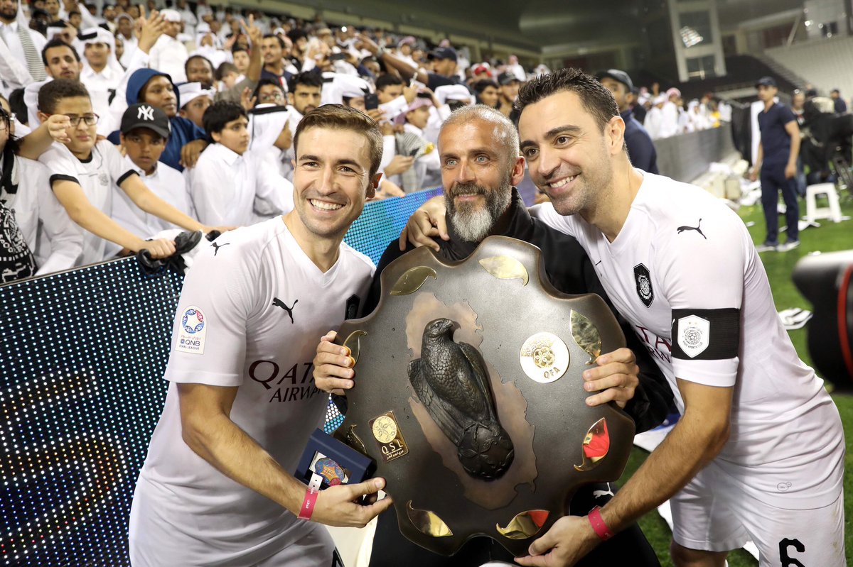 Xavi Hernandez dengan Trofi Juara (Foto : Twitter/@Alsadd)