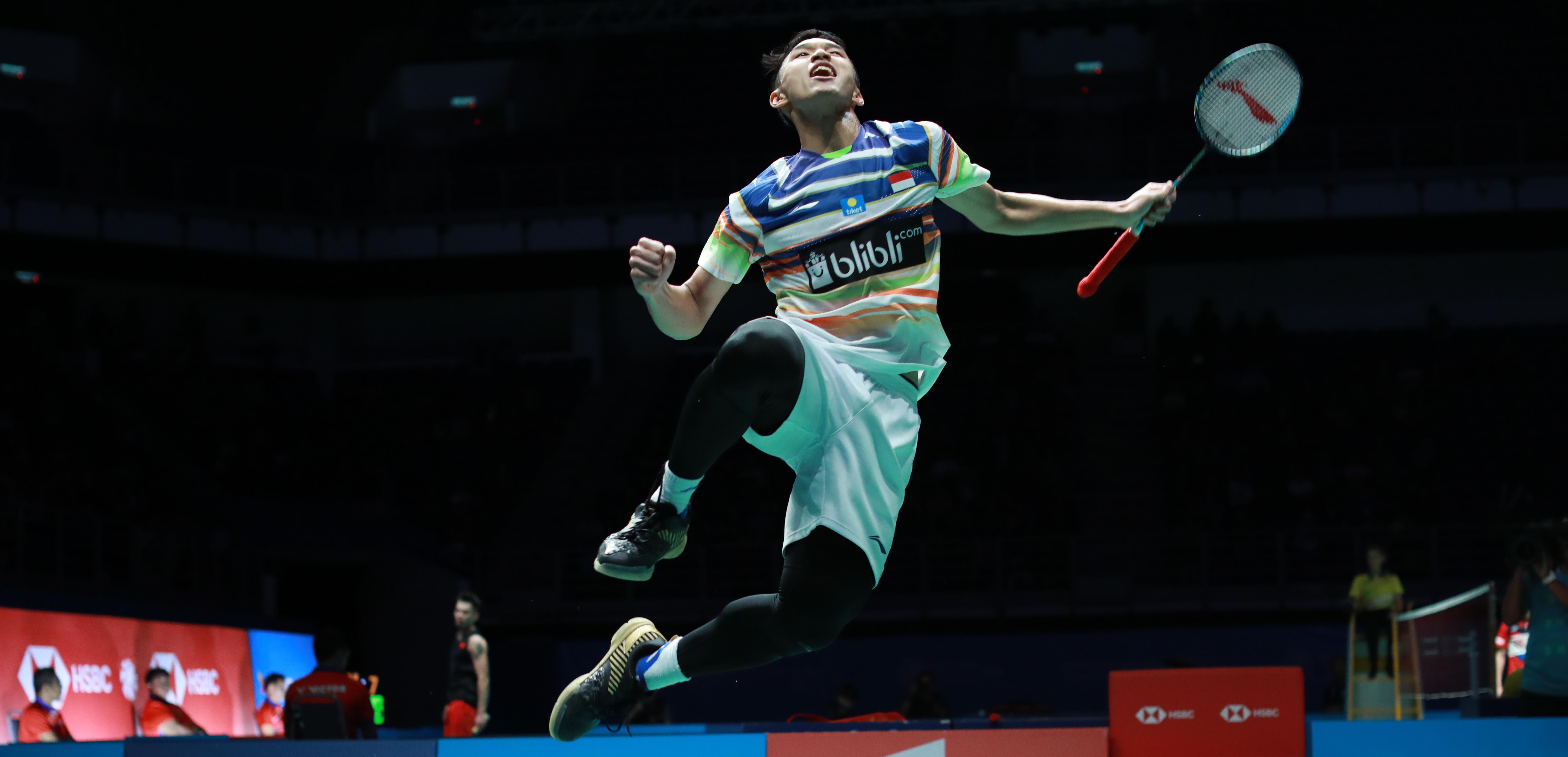 Jonatan Christie melakukan selebrasi usai lolos ke semifinal. (Foto: PBSI)