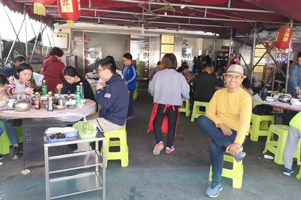 Makan di area jalan tol Yaki. Tol di ketinggian 1200 meter.