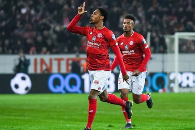 Jean-Paul Boetius melakukan selebrasi setelah mencetak gol pertama Mainz saat mengalahkan Freiburg dengan skor 5-0 dalam pertandingan Liga Jerman. (Foto: bundesliga)