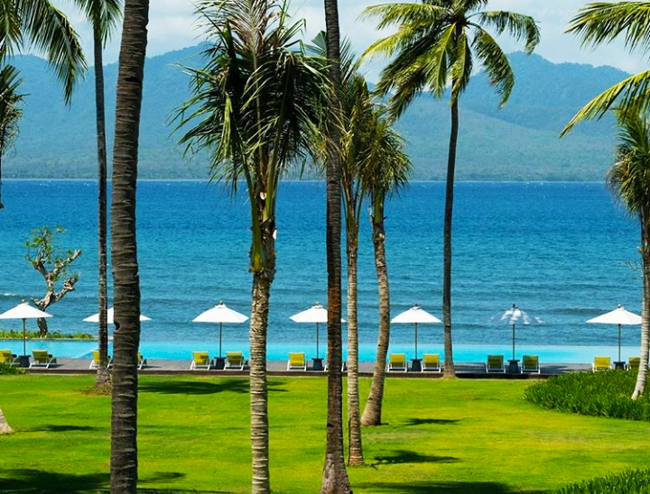 Nyiur melambai, pantai membiru, dihadang gunung nan kokoh, serasa istimewa pemandangan ini. Ini di Indonesia, bukan dimana-mana, ini di Indonesia region Banyuwangi. (Foto Istimewa/Dialog Banyuwangi)