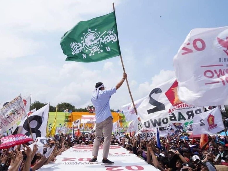 Pengibaran bendera NU saat kampanye Sandiaga Uno di Lumajang. (Foto: Facebook/Angga Notogomo)