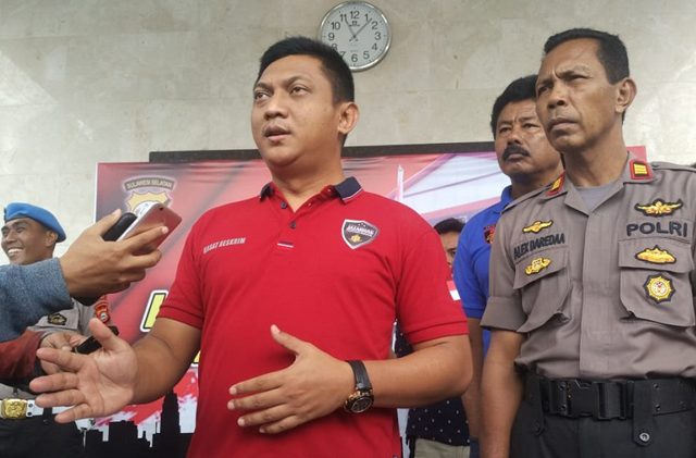 Kasat Reskrim Polrestabes Makassar AKBP Indratmoko saat menggelar jumpa wartawan di Mapolrestabes Makassar, Sabtu. (Foto: jawapos.com)