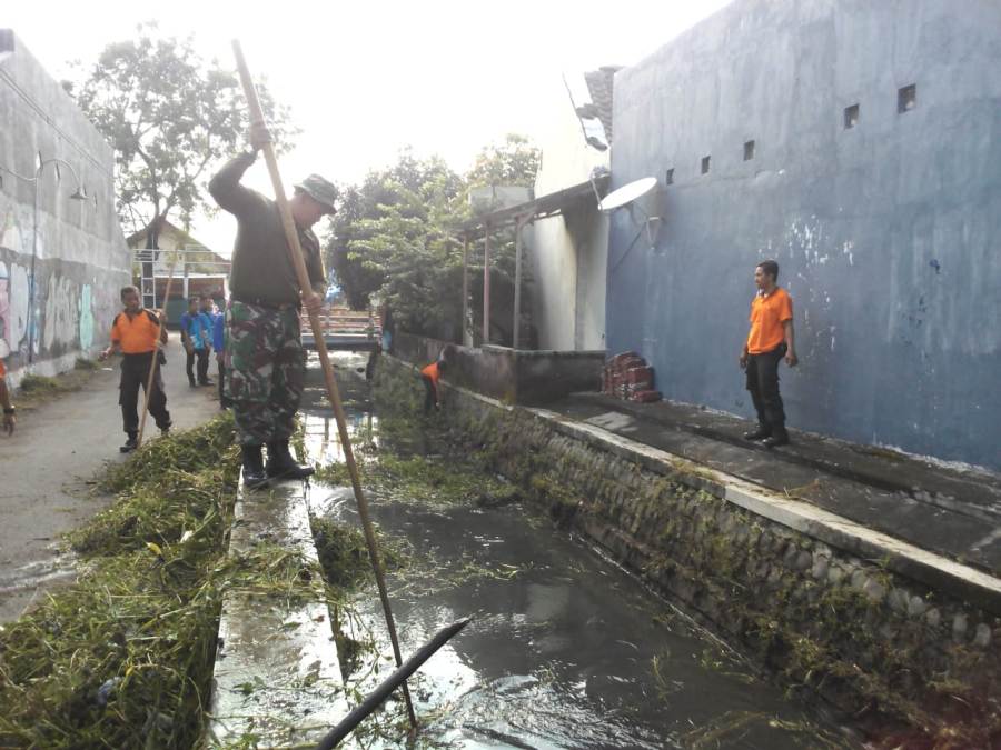 Personel Kodim 0815 Mojokerto Saat Pembersihan Sungai