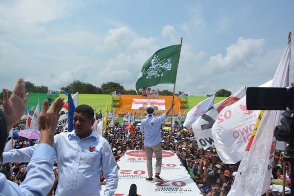 Sandiaga Uno saat kibarkan bendera NU dalam kampanye di Lumajang. (Foto: nu for ngopibareng.id)