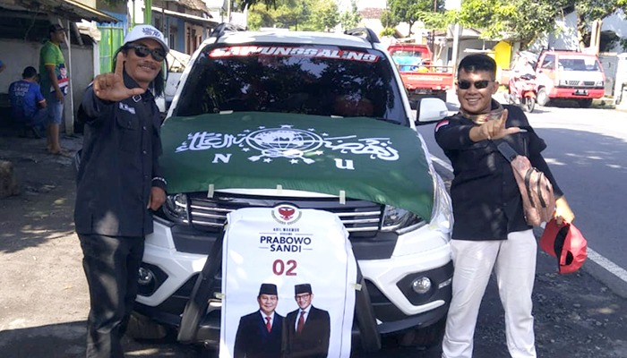 M. Ali Ridho (memakai topi, kiri) yang membawa bendera NU ke Stadion Semeru Lumajang, 4 April 2019 lalu. (Foto: ist)