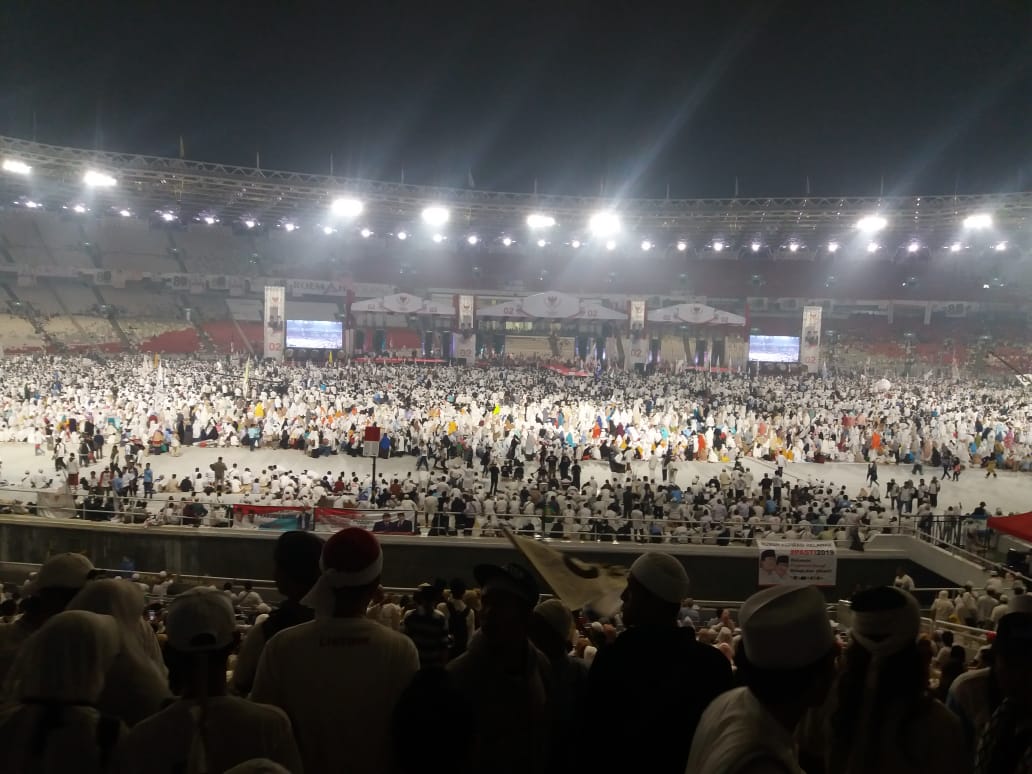 Massa kampanye akbar Prabowo-Sandi berdatangan ke Stadion Utama Gelora Bung Karno (GBK) sejak Sabtu malam, 6 April 2019. (Foto: Asmanu/ngopibareng.id)