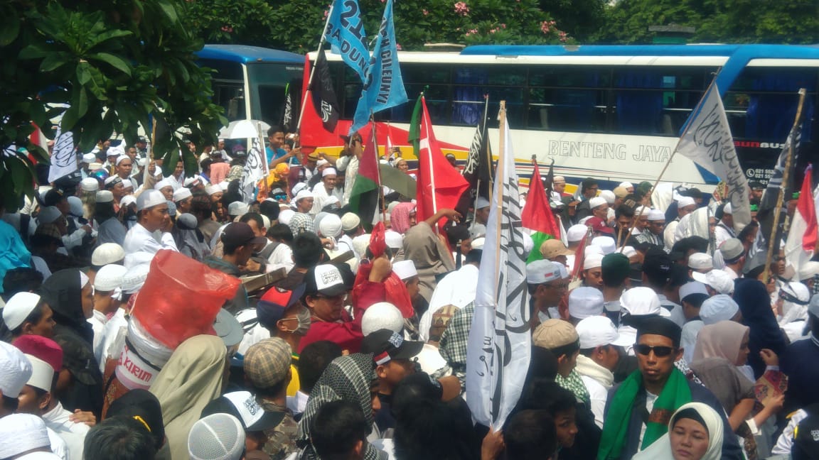 Massa pendukung Prabowo-Sandi yang tidak bisa masuk ke Stadion Utama Gelora Bung Karno (GBK), terpaksa mengikuti kampanye akbar di luar stadion. (Foto: Asmanu/ngopibareng.id)