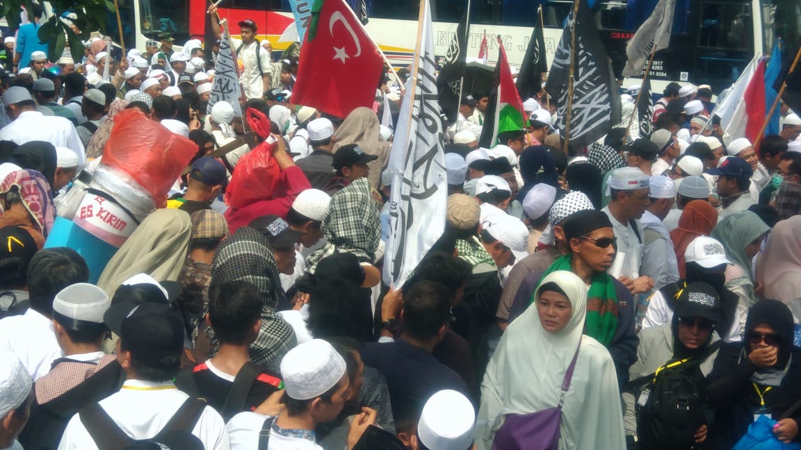 Massa pendukung Prabowo-Sandi terus berdatangan memenuhi Senayan. (Foto: Asmanu/ngopibareng.id)