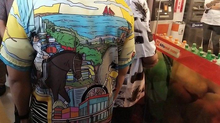 Kaesang Pangarep mengenakan kemeja yang cukup unik desainnya