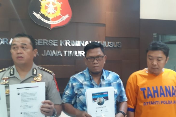 Polisi saat merilis kasus penangkapan terhadap penyebar hoaks kerusuhan 1998 di Mapolda Jatim di Surabaya, Minggu 7 April. (Foto: Antara/Istimewa)