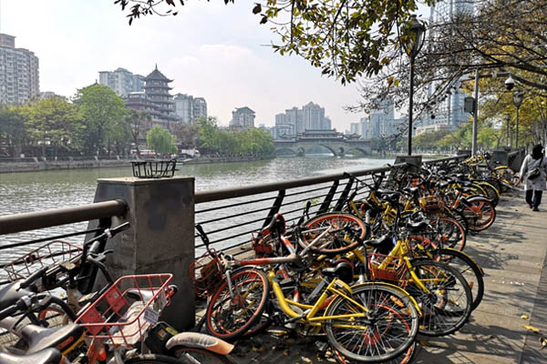 DI's Way memotret sepeda-sepeda milik orang dewasa yang ditaruh begitu saja di Kota Chengdu. Foto Atas: Kapal pembersih sungai di Chengdu.