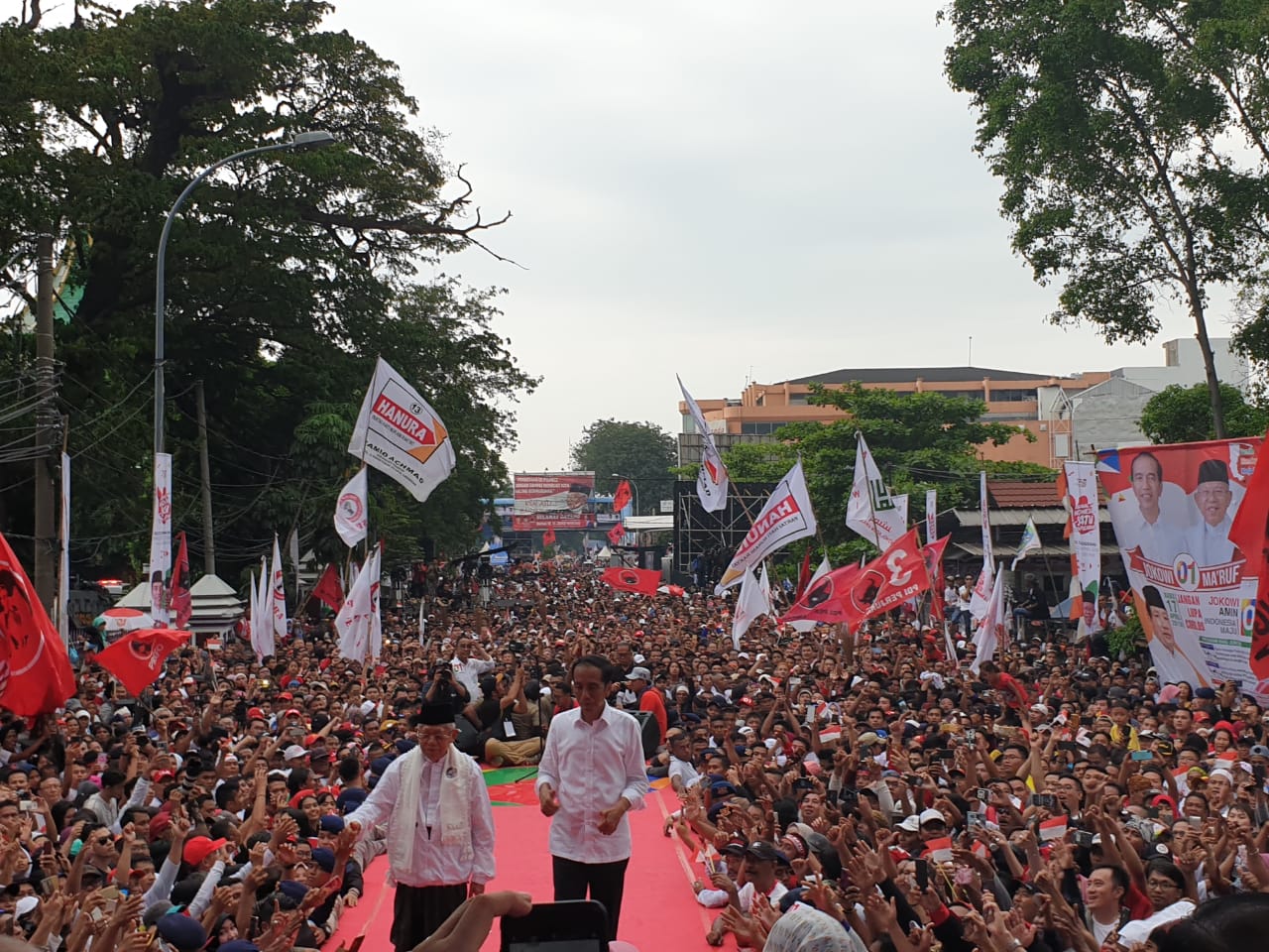 Jokowi dan KH Ma'ruf Amin ditengah jutaan pendukung di Banten