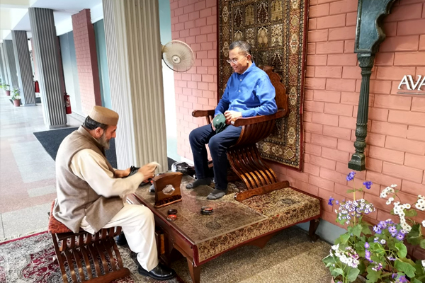 DI's Way menggunakan jasa semir sepatu. Sebenarnya tidak untuk sepatu ket. Tetapi sepatu saya kotor sekali. Ia kerjakan juga di Lahore ini. Foto atas: DI's Way di stasiun kereta pusat Lahore