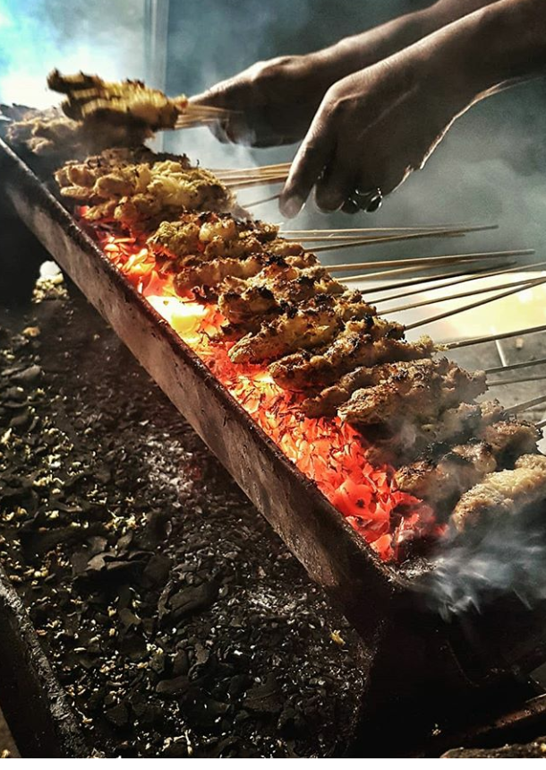 Bakar dengan arang batok kelapa, membuat aroma makin berbeda. (Foto:Happy Wahyuni)