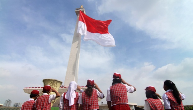 Kisah humor. Kita beruntung bendera kita Merah Putih