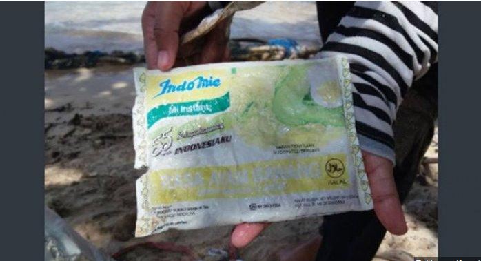 Foto sampah plastik bungkus Indomie bertuliskan Dirgahayu 55 Tahun Indonesiaku ditemukan di Pantai Sendang Biru di selatan Kabupaten Malang, Jawa Timur, viral di media sosial.(dok Twitter)