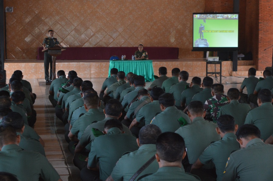 Dandim 0815 Mojokerto Letkol Kav Hermawan Weharima, SH. Saat Memberikan Pengarahan 