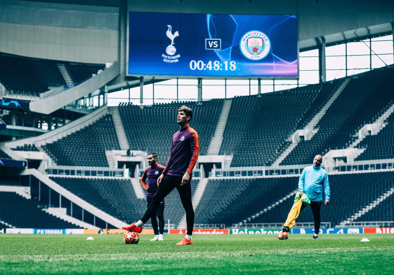 Para pemain City saat mencoba lapangan Tottenham Hotspur Stadium. Foto : Twitter @ManCity