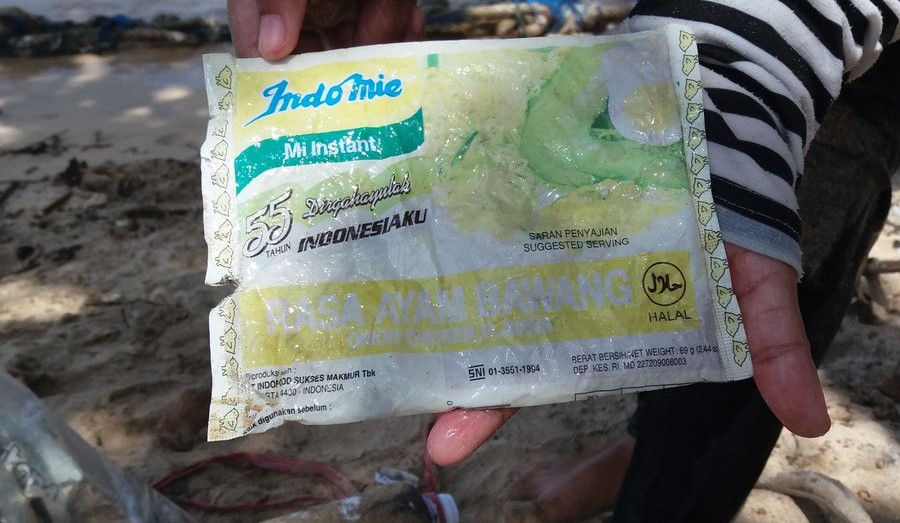 Sampah bungkus Indomie yang diposting di akun twitter @selfeeani. (Foto: twitter)