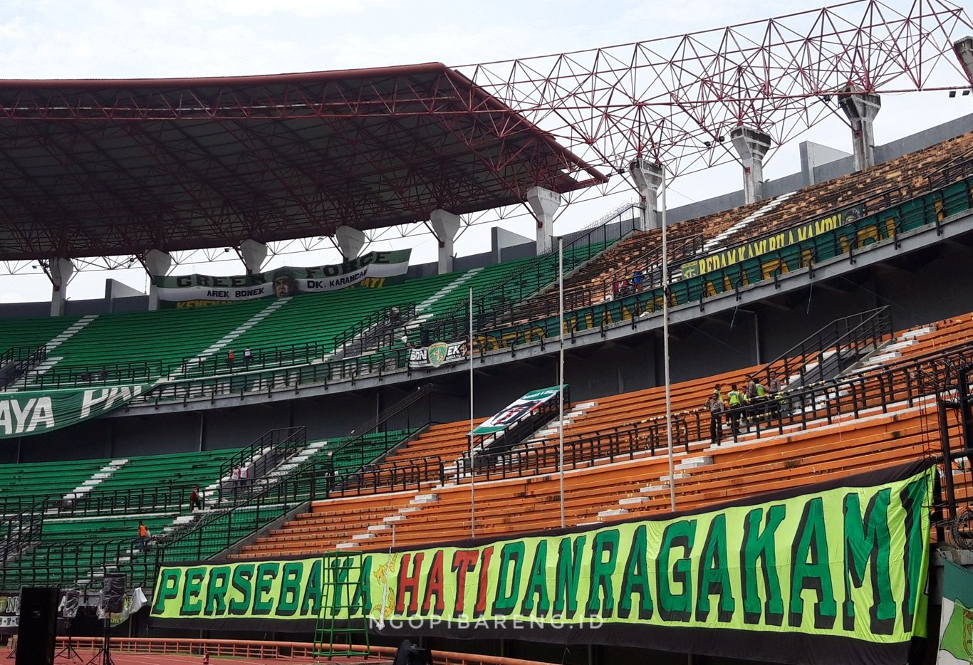 Tribun Stadion Gelora Bung Tomo. (Foto: Haris/ngopibareng.id)